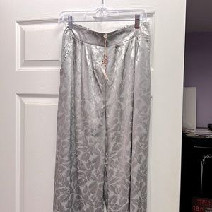 Gimmicks, gray floral size medium. Flowy pants with pockets. NWT.